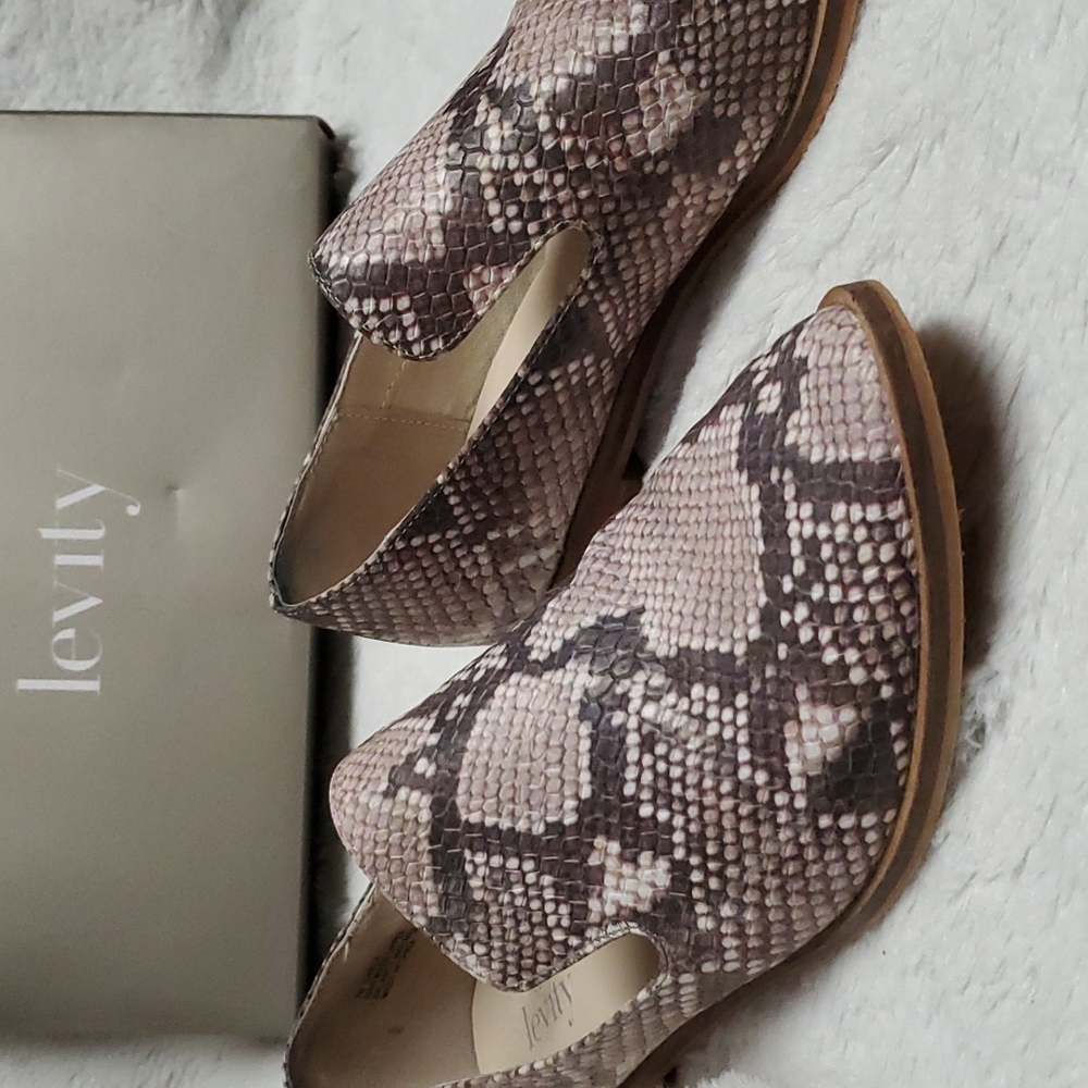 Levity snake print loafers sz 7